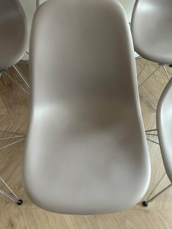 Image 1 of Vitra Eames DSR Esszimmerstühle