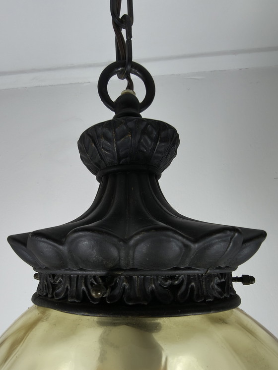 Image 1 of Lampada a sospensione vintage con globo in vetro pressato color ambra – stile retrò anni '70