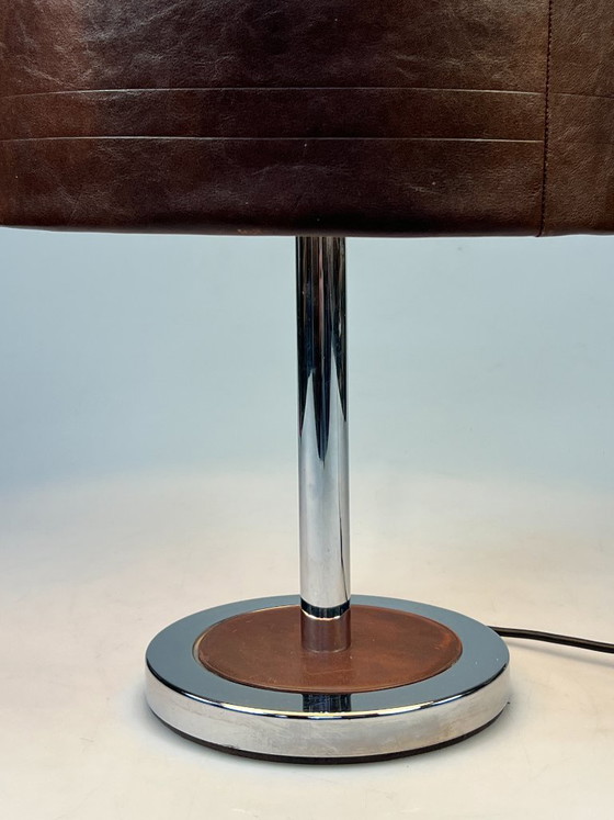 Image 1 of Lampe de table/lampe de chevet vintage, pied chromé et abat-jour en cuir. Années 1970