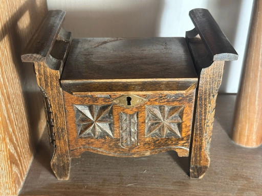 Klein antiek juwelenkistje in de vorm van een gesneden Bretonse fauteuil