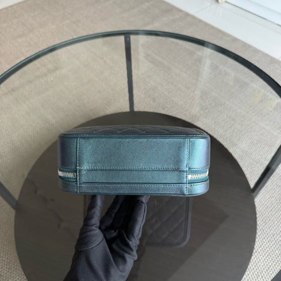 Image 1 of Chanel Filigraan Toilettas Medium - Caviar 21CM Irridiscent Donkergroen Goudkleurige Hardware Serie 26