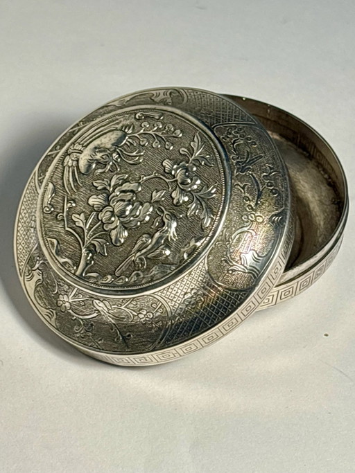 Boîte à Pilules Bijoux en argent ciselé et repoussé 19e Asie