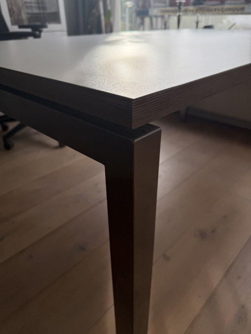 Robuster, handgefertigter Tisch