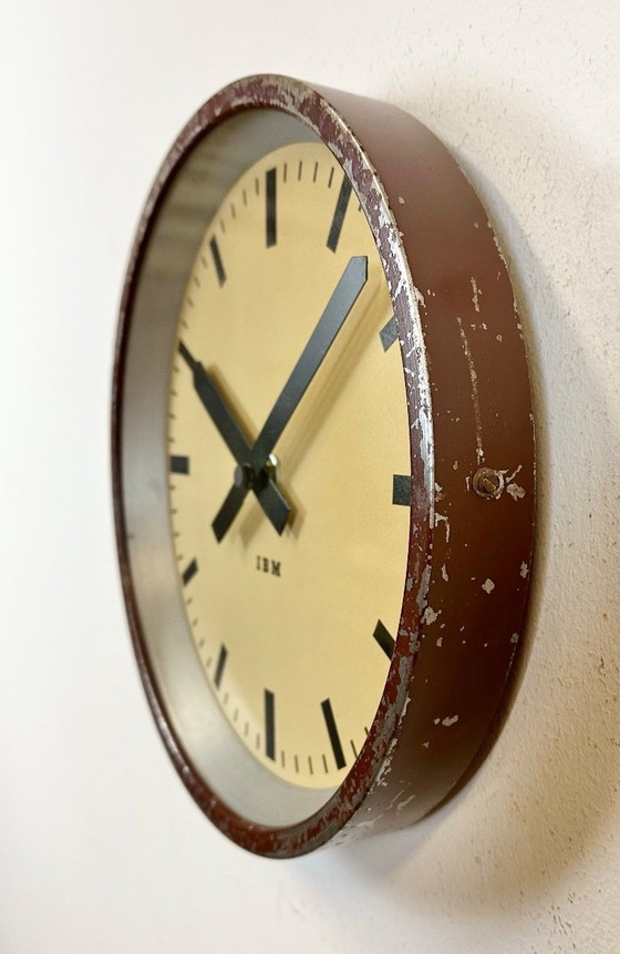 Image 1 of Bruine industriële fabriekswandklok van IBM, jaren 50