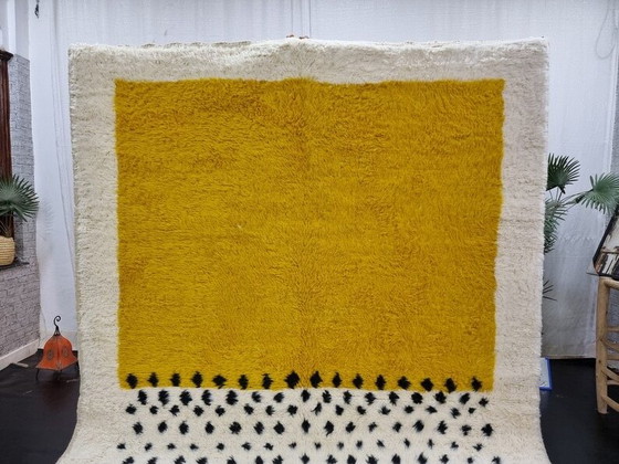 Image 1 of Tappeto berbero marocchino tradizionale, fatto a mano, di colore giallo, 150/250 cm.