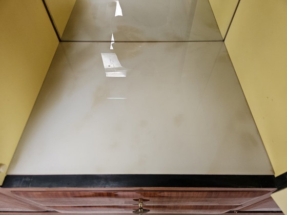 Image 1 of Vetrina in mogano della metà del 1960 con piano in vetro