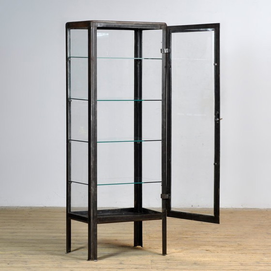 Image 1 of Medisch kabinet uit Oekraïne, gedateerd 1985