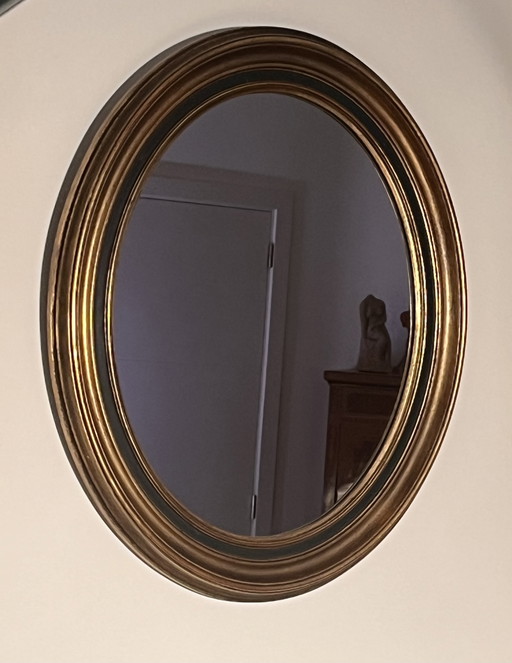 Verfijnde ovale wandspiegel met vergulde houten lijst