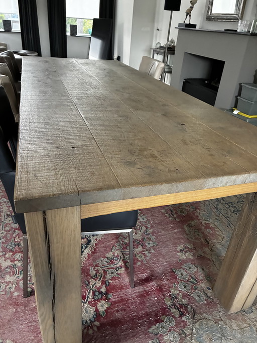 Table de salle à manger faite à la main en chêne massif