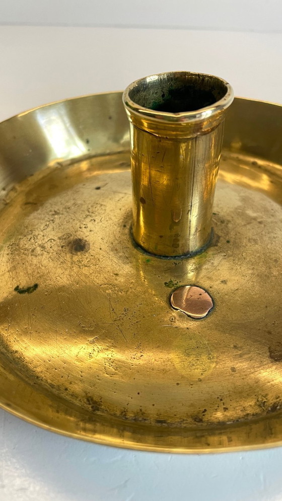 Image 1 of Antiker, niedriger Kerzenleuchter aus massivem Messing