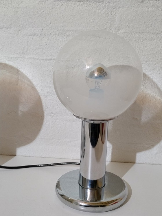 Image 1 of 2x Targetti Sankey Tischlampen – Milchglaskugel