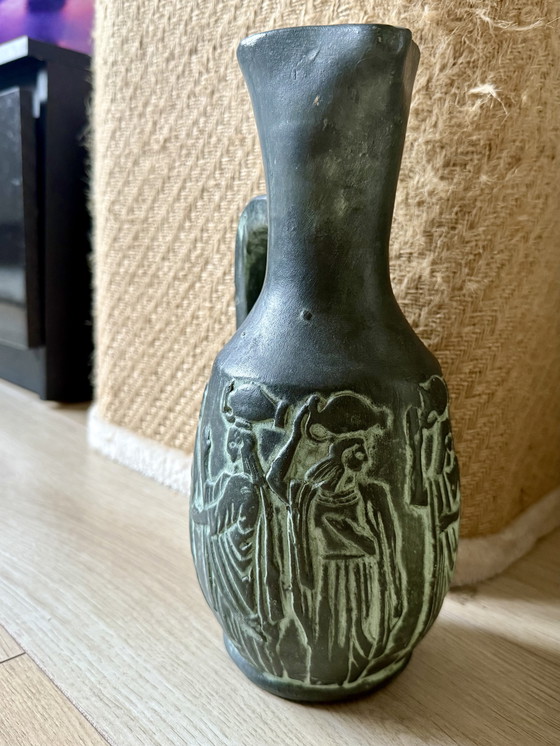 Image 1 of Jarra antigua de estilo grecorromano con figuras en relieve