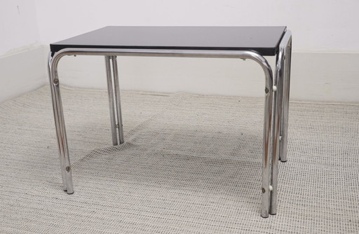 Tavolino laterale Bauhaus cromato con piano in acciaio tubolare e MDF nero, panca/mensola in stile Laccio di Marcel Breuer