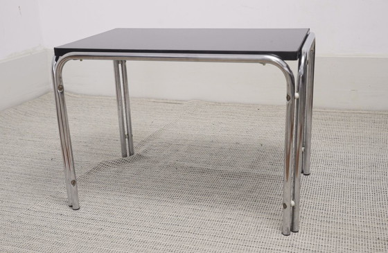 Image 1 of Tavolino laterale Bauhaus cromato con piano in acciaio tubolare e MDF nero, panca/mensola in stile Laccio di Marcel Breuer