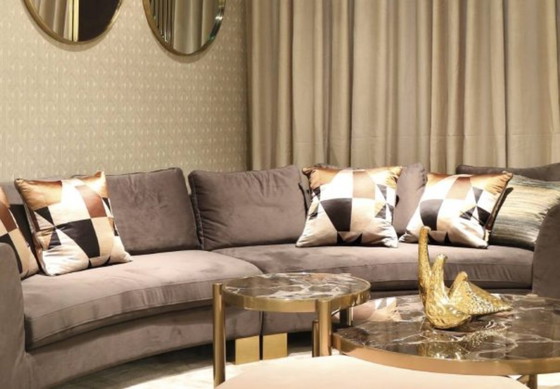 Image 1 of ANA ROQUE „Pierre“ Geschwungenes Sofa – Beigefarbener Samt & Goldfarbenes Metallgestell – 375 cm