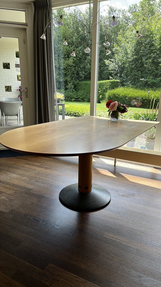 Image 1 of Arco Diabolo mesa de comedor nogal pata de columna de granito