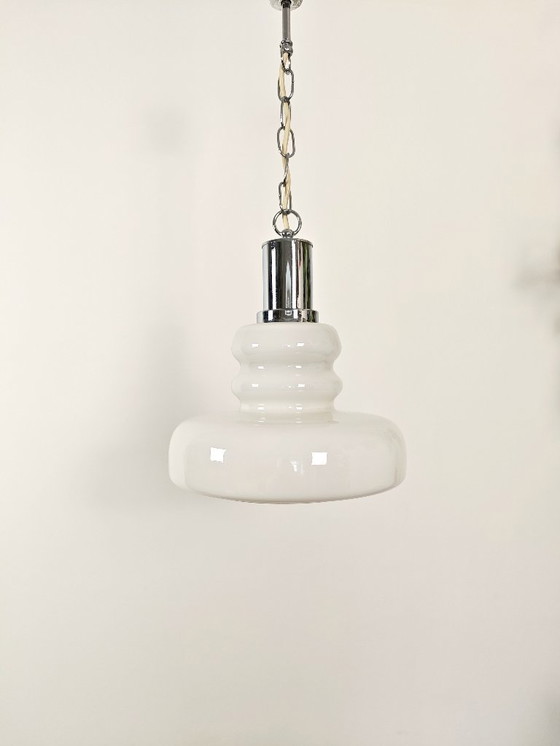 Image 1 of Lampada a sospensione vintage in vetro opalino bianco / Lampada a sospensione moderna di metà secolo jugoslava degli anni '7