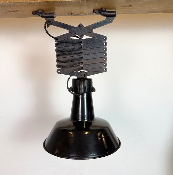 Image 1 of Industriële zwarte emaille schaarplafondlamp, jaren 30
