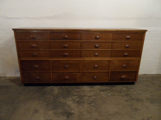 Image 1 of Vintage eiken winkelkast met lades