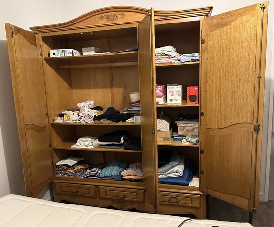 Image 1 of Armario grande de roble macizo de 3 puertas y 3 cajones