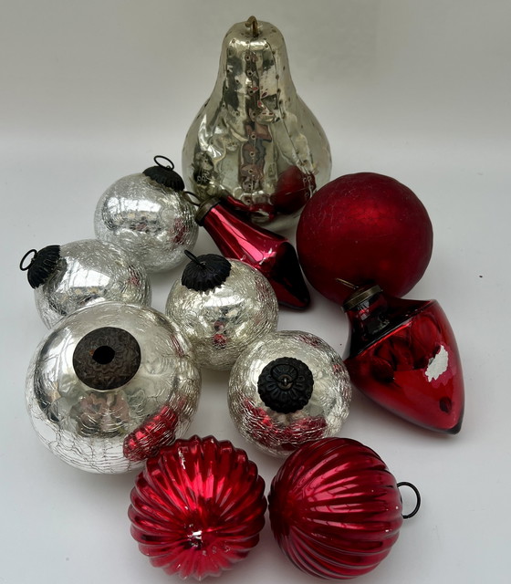 Image 1 of 1. Vintage glazen kerstballenset in rood en zilver
