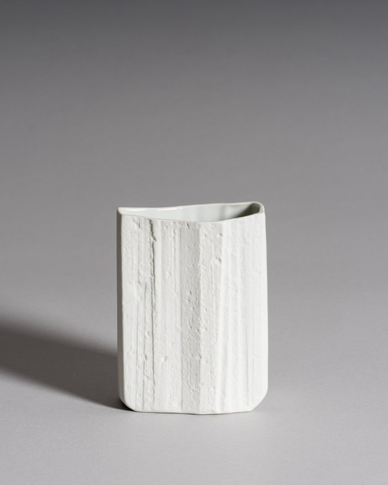 Image 1 of Hutschenreuther Vase aus mattem Biskuitporzellan, WGP Mond- oder Rindenrelief im Op-Art-Stil, MCM