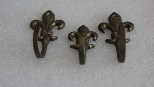 3 kleine Zierhaken vintage Bilderhaken Handtuchalter Messing Heraldische Lilie
