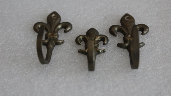 Image 1 of 3 piccoli ganci decorativi, ganci per quadri vintage, porta asciugamani in ottone, giglio araldico