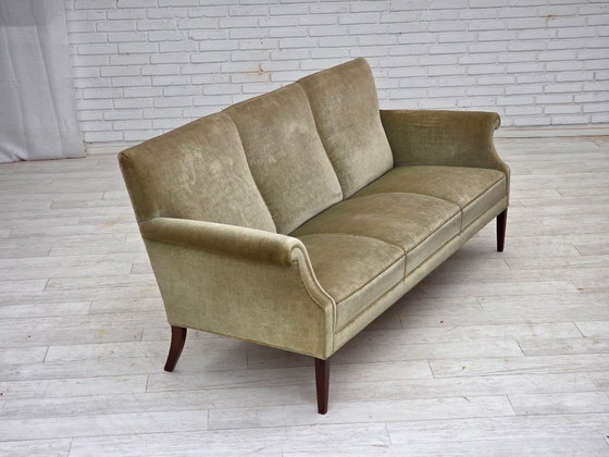 Image 1 of Divano a 3 posti danese degli anni '60, in velluto verde chiaro.