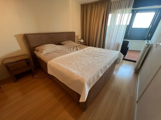 Bed (electrically adjustable)