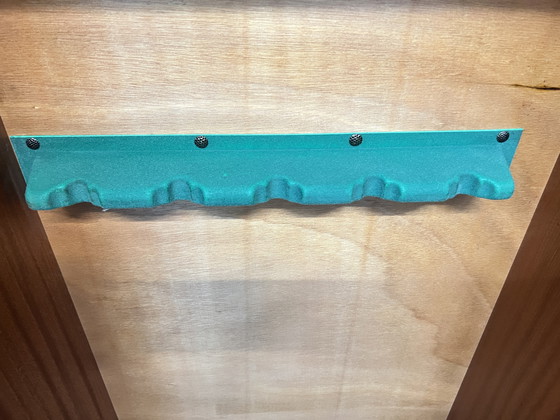 Image 1 of Armario para armas de mediados de siglo con capacidad para 5 armas largas y diversos accesorios de diseño clásico.