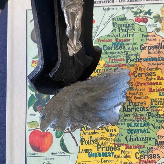 Image 1 of Crocifisso d'epoca sospeso in legno annerito e metallo, acquasantiera a forma di Cristo, antico decoro religioso