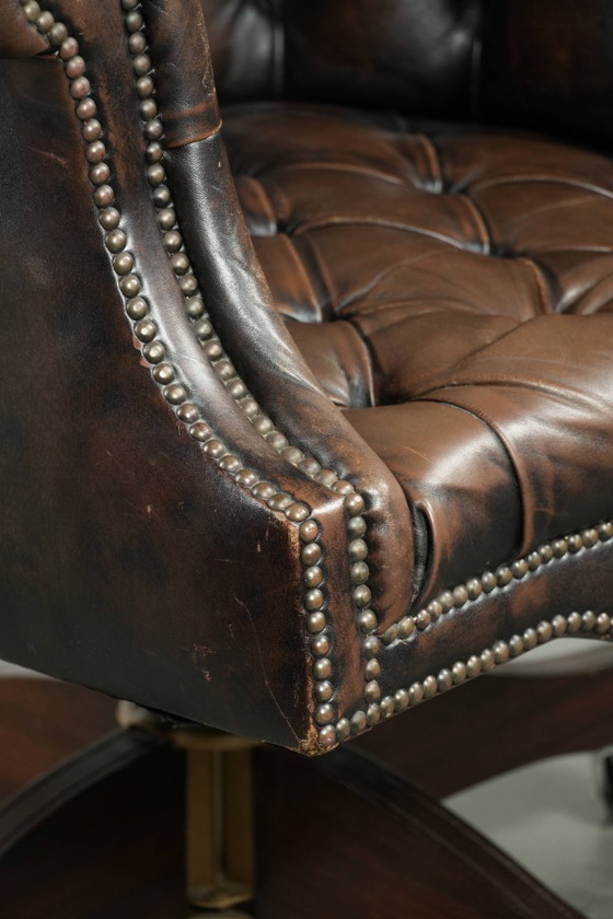 Image 1 of Grote bruine rundleren vintage chesterfield bureaustoel in hoogte verstelbaar en draaibaar op wieltjes met siernagels 