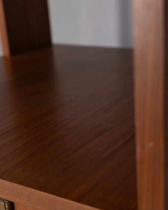 Image 1 of GROTE VINTAGE ITALIAANSE ONTWERP HOUTEN CENTRALE DRAAIBARE BOEKENKAST UIT DE JAREN 60