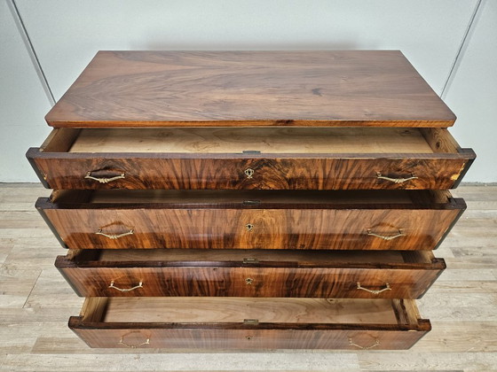 Image 1 of Kommode im Art-Déco-Stil aus Mahagoni-Maserholz mit lackierten Profilen