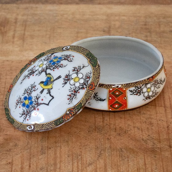 Image 1 of Handbemalte Porzellandose mit Blumen- und Vogelmotiv