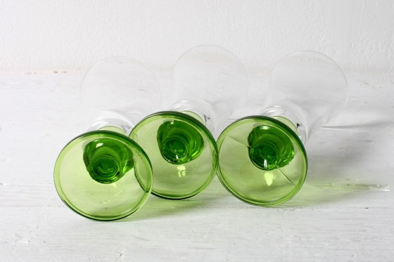 Ensemble de 3 verres à sherry vintage verts sur pied / Flûtes à liqueur rares du milieu du XXe siècle / (photo 3 of 8)