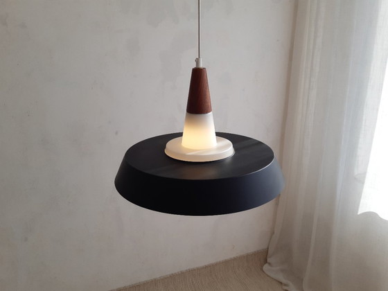 Image 1 of Lampada a sospensione vintage a forma di UFO in vetro opalino con piattino in metallo, Voss Belysning, design danese, lampada mc