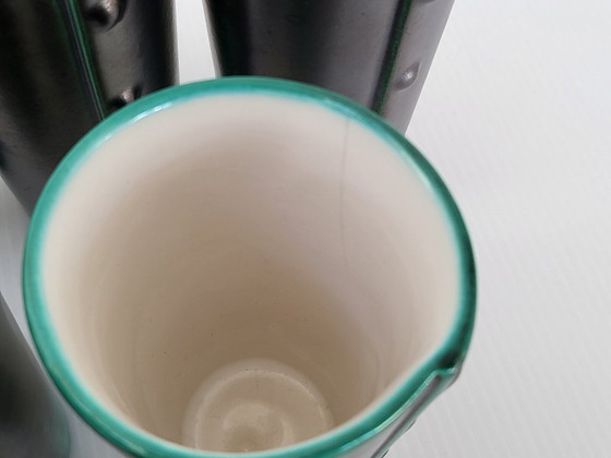 Image 1 of Karaf en 6 vintage glazen uit de jaren 60, zwart parelmoer keramiek met metallic look, gesigneerd.