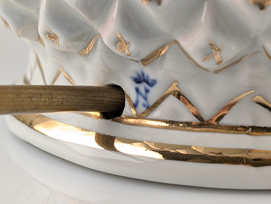 Image 1 of Lampada da tavolo in porcellana a forma di ananas con smalto iridescente e oro di Capodimonte