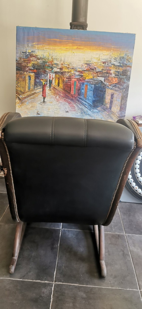 Image 1 of Karaktervolle Chesterfield 'Wingback' Schommelstoel - Zwart Leer & Massief Hout