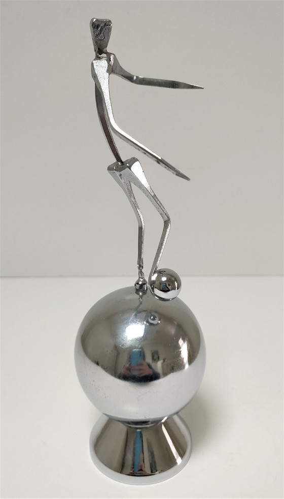 Image 1 of Escultura deportiva de acero con el sello de una corona de orfebre