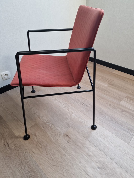 4 chaises design avec structure tubulaire noire