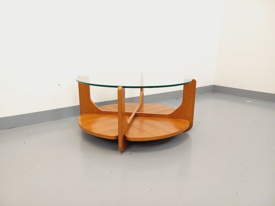 Image 1 of Vintage ronde salontafel met 2 bladen van Hugues Poignant, in teak en glas uit de jaren 60 en 70