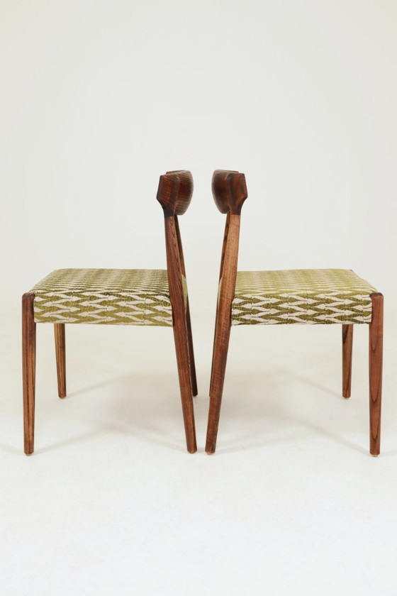 Image 1 of Set van 2 eetkamerstoelen van massief essenhout met groene jacquardstof.