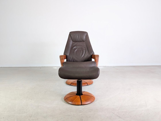 Image 1 of Sillón de teca de mediados de siglo con diseño HS de cuero y otomana danesa