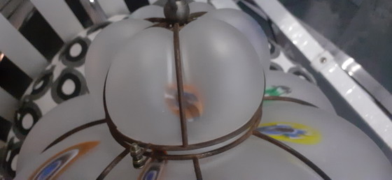 Image 1 of Lámpara colgante de vidrio lechoso con acentos de color.