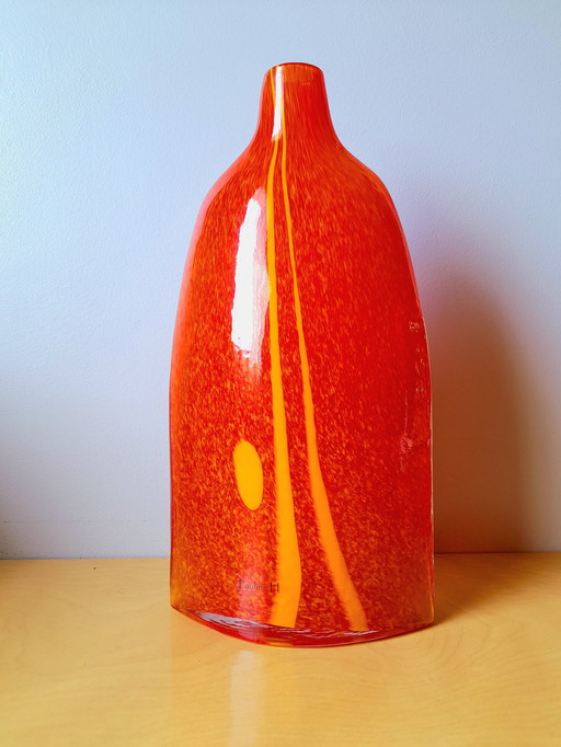 Vase mouchetté orange et jaune. 