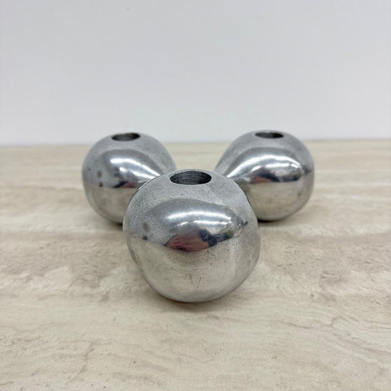 Image 1 of Bolvormige kandelaar van aluminium met atoomdesign uit het midden van de 20e eeuw, jaren 70.