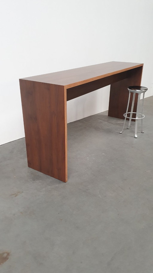 Mesa de bar de diseño, madera de nogal, contrachapado chapado en HPL, mesa alta